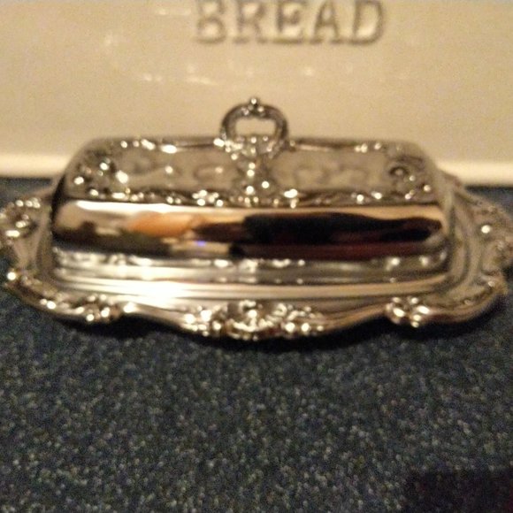 Silverplated butter dish, three pieces glass dish and cloche cover and tray - Picture 1 of 6